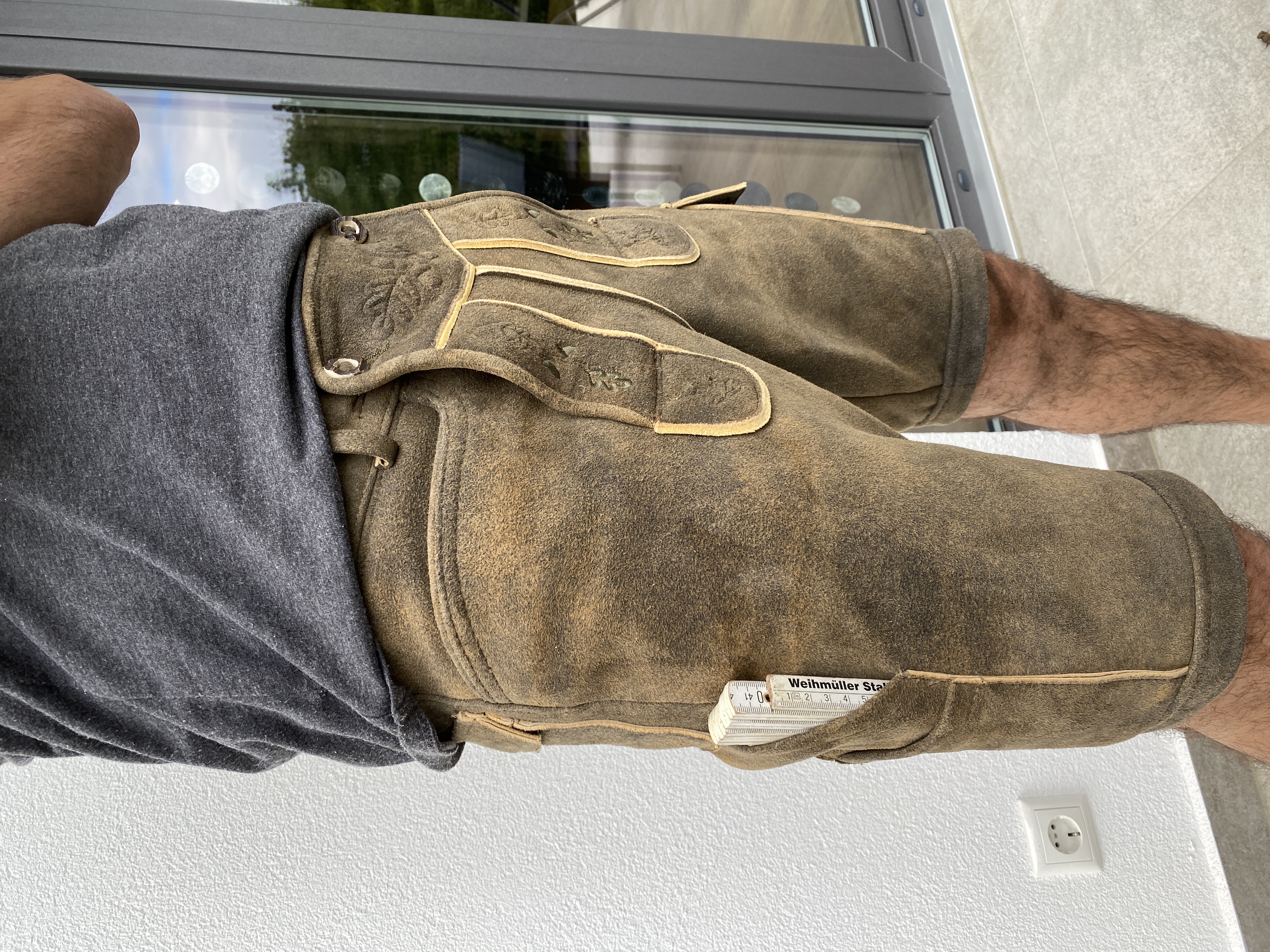 Stilsicher auf der Baustelle mit der Arbeitslederhose von Rohn Moden
